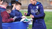 Bomber Italia, Federico Bernardeschi memberikan tanda tangan kepada supporter, di lokasi pemusatan latihan timnas Italia, di Coverciano Sports Center, Florence, Italia, kemarin. Bernardeschi menjadi satu di antara warna baru di Timnas Italia, selain Danie