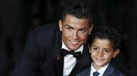 Cristiano Ronaldo berpose dengan anaknya Cristiano Jr.