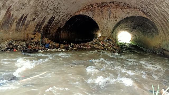 Tim Satuan Tugas Ciliwung menemukan anak Sungai Ciliwung, Sungai Cipakancilan, penuh dengan sampah. (Foto: Sekretaris Tim Satgas Ciliwung Kota Bogor, Een Irawan Saputra)