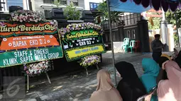 Karangan bunga menghiasi rumah duka komedian veteran Eko Koeswoyo alias Eko DJ, Jakarta, Selasa (28/3). Menurut rencana, jenazah Eko akan dimakamkan hari ini (28/3/2017) pukul 11.00 WIB di TPU Pondok Kelapa, Jakarta Timur. (Liputan6.com/Herman Zakharia)