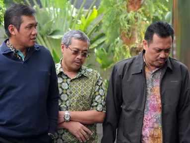 Direktur Bisnis PLN Regional Sumatera, Wiluyo Kusdwiharto (kiri) dan Kepala Divisi Batubara PLN Harlen (kanan) tiba di Gedung KPK, Jakarta, Jumat (14/9). Keduanya diperiksa sebagai saksi untuk tersangka Eni Maulani Saragih. (Merdeka.com/Dwi Narwoko)