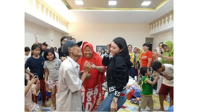 Para korban pun terlihat menikmati hiburan langsung dan gratis dari Wika Salim ini.