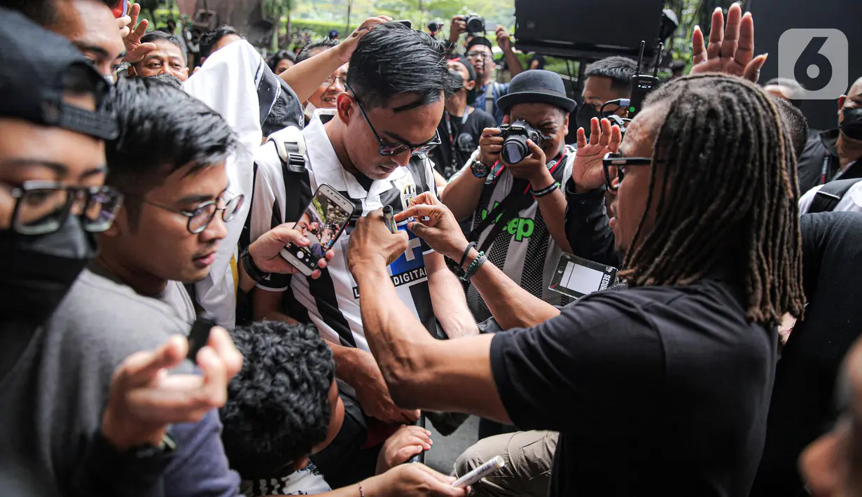 Legenda sepak bola Juventus Edgar Davids membubuhkan tanda tangan pada jersey penggemar saat menghadiri pembukaan Juventus Village di Lippo Mall Kemang, Jakarta Selatan, Jumat (27/1/2023). Juventus Village yang dibuka pada 27-29 Januari 2023 bakal memanjakan fans dengan beragam acara seperti meet and greet dengan Edgar Davids, pameran trofi dan replika ruang ganti hingga game-game menarik. (Liputan6.com/Faizal Fanani)