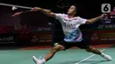 Pebulu tangkis tunggal putra Indonesia, Anthony Sinisuka Ginting saat melawan Kenta Nishimoto (Jepang) pada babak 32 besar Indonesia Open 2024 di Istora Gelora Bung Karno, Senayan, Jakarta, Selasa (4/6/2024). (Liputan6.com/Herman Zakharia)