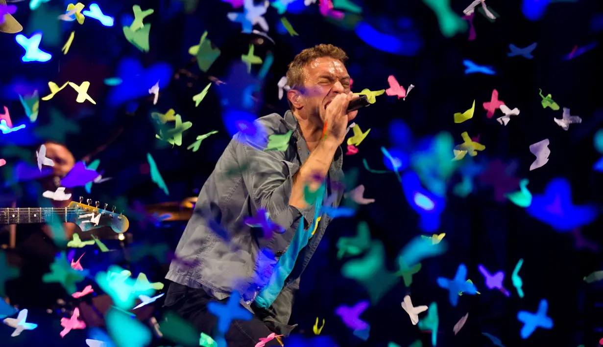 <p>Ekspresi vokalis band Coldplay, Chris Martin saat tampil dalam konser tur Eropa pertama mereka di arena adu banteng Las Ventas di Madrid, Spanyol pada tanggal 26 Oktober 2011. (AP Photo/Paul White)</p>