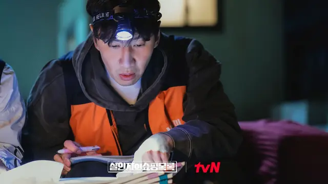 Lee Kwang Soo dalam  The Killer's Shopping List. (tvN via Soompi)