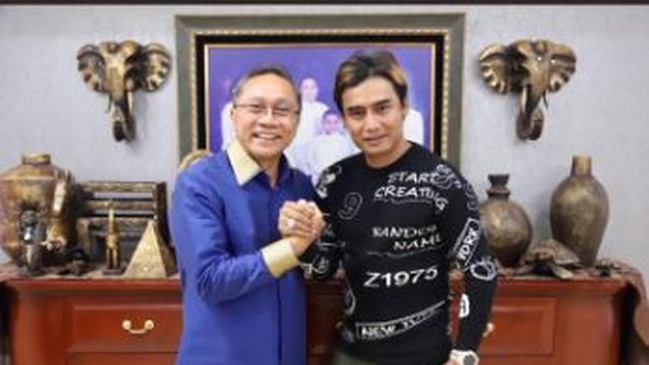 Sekjen DPP PAN Eddy Soeparno menyatakan musisi Charly Van Houten alias Charly ST12 resmi bergabung dan menjadi kader PAN.