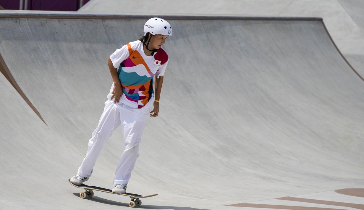 Skater Jepang Momiji Nishiya bertanding dalam final street skateboarding putri Olimpiade Tokyo 2020 di Tokyo, Jepang, 26 Juli 2021. Prestasi Momiji Nishiya kini lebih besar dari usianya yang masih 13 tahun. (AP Photo/Ben Curtis)