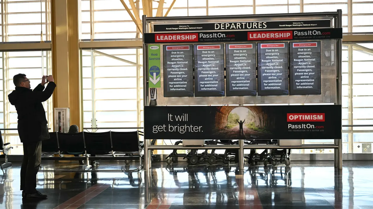 Bandara Ronald Reagan Ditutup Sementara