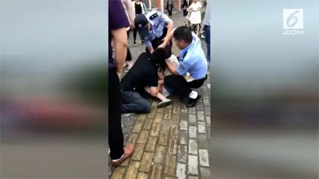 Seorang wanita menggigit lidah kekasihnya di china. Polisi turun tangan untuk memisahkan dengan  cara menyemprotkan gas air mata.