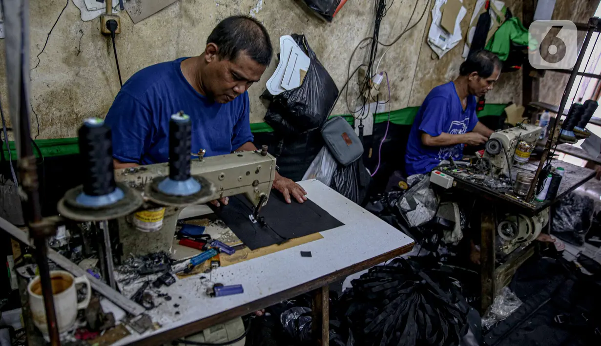 Pekerja membuat produk tas di unit produksi Artrek, Jakarta, Selasa (3/11/2020). Pemprov DKI Jakarta telah memutuskan menaikkan upah minimum provinsi (UMP) 2021 sebesar Rp 4.416.186,548 atau meningkat 3,27 persen dari 2020 bagi perusahaan tidak terkena dampak COVID-19. (Liputan6.com/Faizal Fanani)