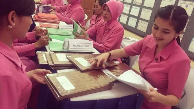 Jarang Muncul di TV, Ini 6 Potret Kadek Devi Kumpul dengan Ibu Bhayangkari