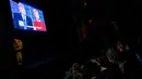 Sejumlah orang menonton debat perdana capres AS dari Partai Republik dan Partai Demokrat, Donald Trump dan Hillary Clinton di Apollo Theater, New York, Senin (26/9). Debat ini disiarkan di beberapa stasiun televisi besar AS. (Eduardo Munoz Alvarez/AFP)
