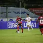 Brwa Nouri memberikan bola kepada Eber Bessa saat Bali United menghadapi PSM Makassar dalam lanjutan BRI Liga 1 2021/2022, Minggu (7/2/2022). (Bola.com/Maheswara Putra)