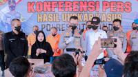 Kapolres Situbondo AKBP Andi Sinjaya memberikan keterangan pers dalam ungkap kasus operasi Sikat Semeru 2022 (Istimewa)