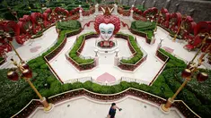 Salah satu wahana di taman Impian Disney pertama yang dibangun di daratan China, 15 Juni 2016. Taman hiburan bernilai 5,5 milyar dollar itu, yang akan dibuka resmi hari Kamis (16/6). (REUTERS / Aly Song)