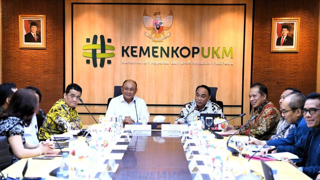 Menteri Koperasi Budi Arie Setiadi melihat peran koperasi dalam program Makan Bergizi Gratis (MBG)