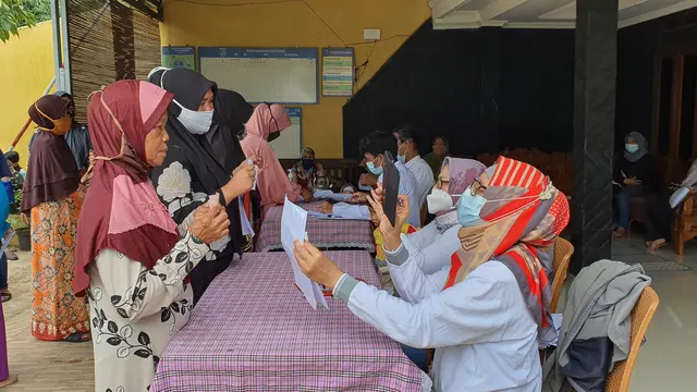 Pengambilan Bansos Kemensos Langgar Protokol Kesehatan di Depok