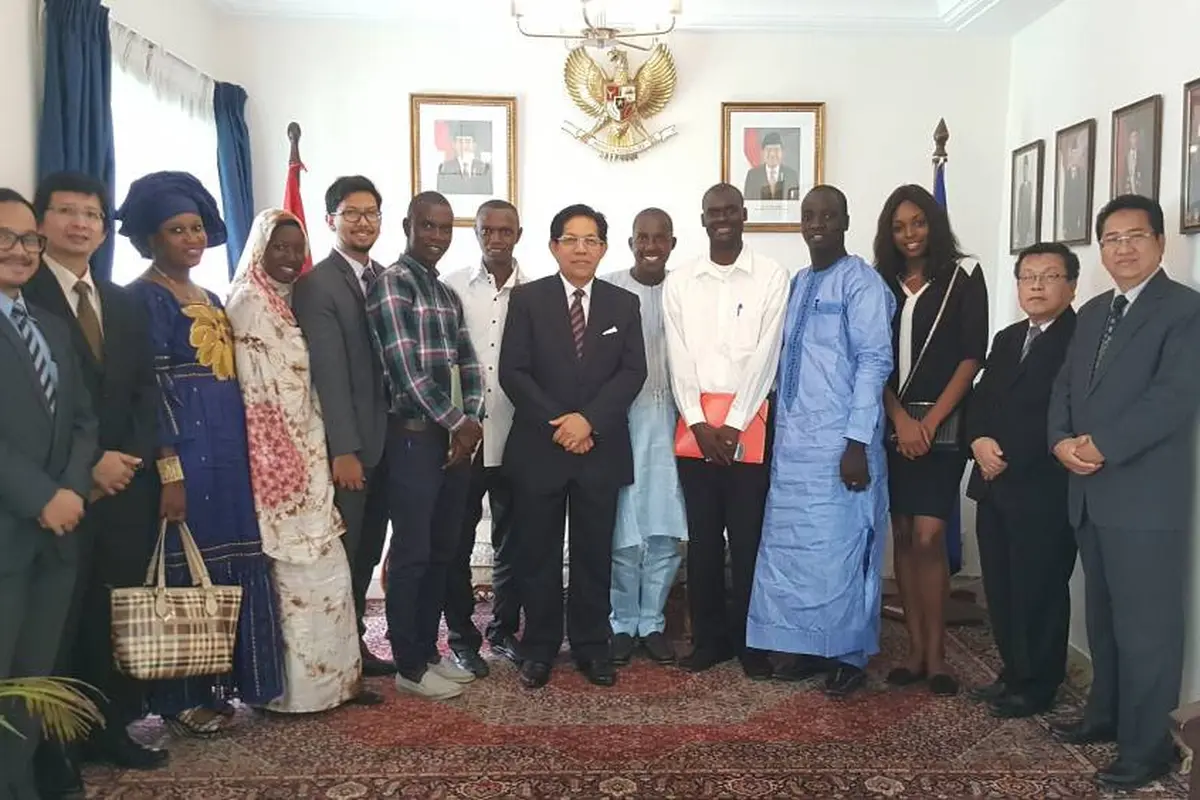 Dubes RI untuk Senegal bersama siswa yang diberi beasiswa oleh Indonesia