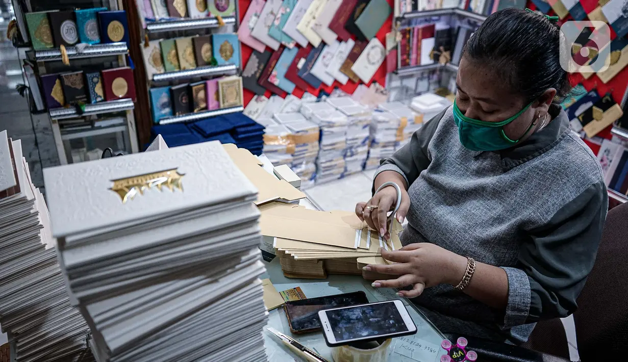 Aktivitas pedagang kertas undangan pernikahan di Pasar Tebet, Jakarta, Kamis (22/7/2020). Adanya larangan saat pandemi covid-19 untuk mengadakan acara yang bisa menimbulkan kerumunan, seperti pesta pernikahan, menyebabkan pendapatan usaha percetakan ini turun drastis. (Liputan6.com/Faizal Fanani)