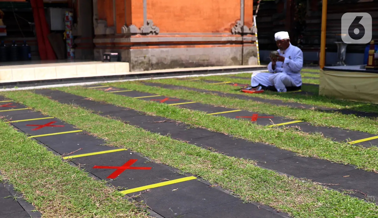 Penanda jaga jarak fisik atau physical distancing terpasang di Pura Kerta Jaya, Kota Tangerang, Banten, Rabu (3/6/2020). Pura Kerta Jaya menerapkan pemberlakuan protokol kesehatan selama masa pandemi virus corona COVID-19 seiring rencana kembali dibukanya tempat ibadah. (Liputan6.com/Angga Yuniar)