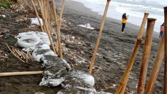 Gelombang tinggi mengakibatkan tanggul penahan ombak di pantai Cilacap, Jawa Tengah rusak dan kritis. (Foto: Liputan6.com/BPBD Cilacap)