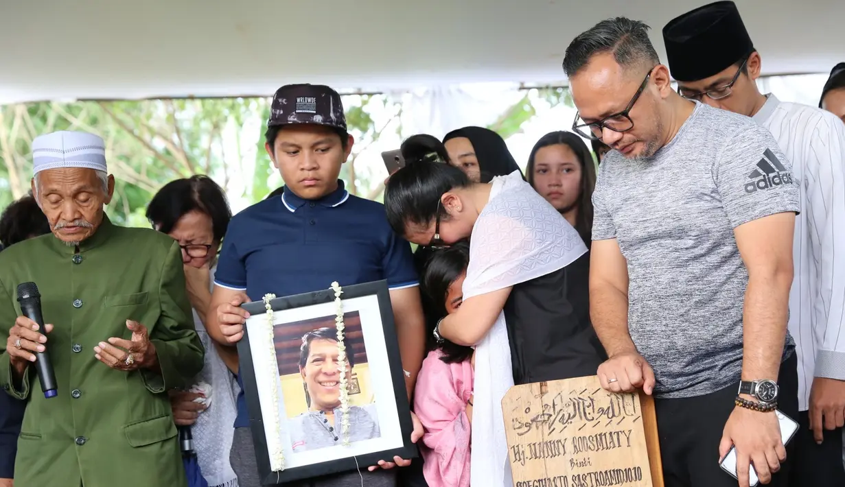 Kepada suster, Sumiharso pernah bercanda agar bisa menonton film saat dirawat di ruang ICU. Padahal, di ruang tersebut hanya ada layar ventilator untuk memantau kondisi pasien. (Daniel Kampua/Bintang.com)