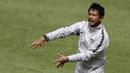Pelatih Timnas Indonesia U-22, Indra Sjafri, memberikan instruksi saat latihan di Stadion Madya, Jakarta, Kamis (17/1). Latihan ini merupakan persiapan jelang Piala AFF U-22. (Bola.com/Yoppy Renato)