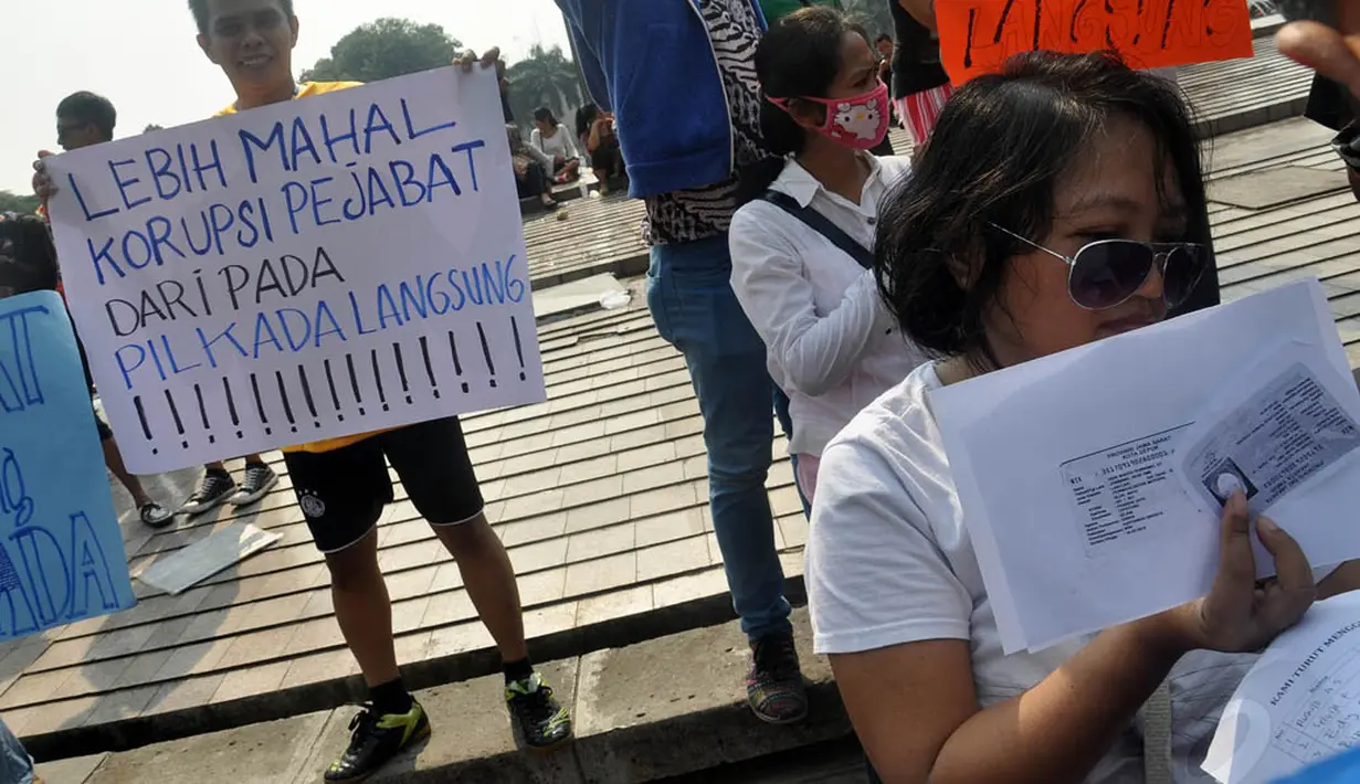 Kelompok 'Rakyat Menggugat Undang-undang Pilkada' saat beraksi di kawasan Bundaran HI, Jakarta, (28/9/14). (Liputan6.com/Miftahul Hayat)