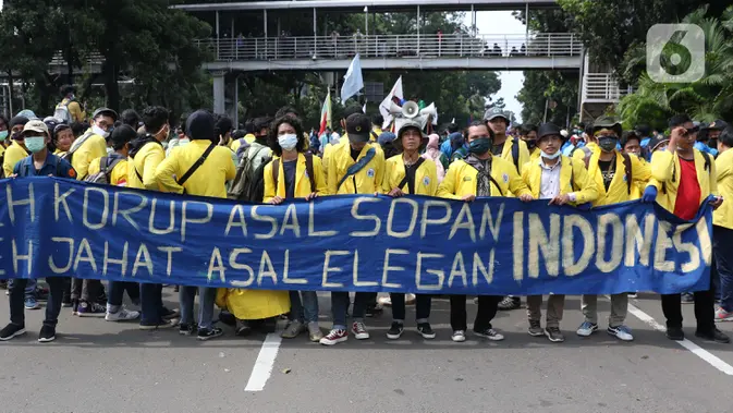 Students stoop up against the Omnibus Law in Jakarta, October 2020. The slogan said: Can Corrupt As Long As Polite. Can Be Evil As Long As Elegant. Photo:Liputan6.com/Helmi Fithriansyah