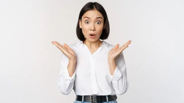 Seorang perempuan tampak terkejut dengan mengangkat kedua tangan terbuka (Foto Dok: Freepik/benzoix)