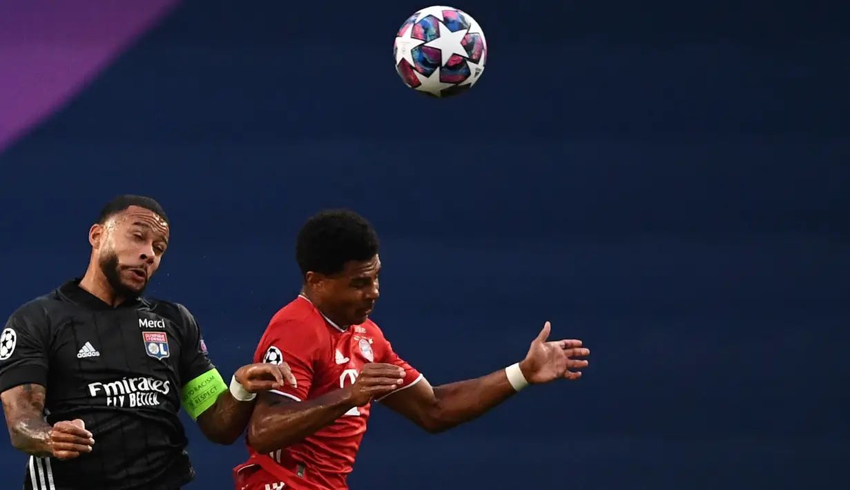 Penyerang Lyon, Memphis Depay (kiri) berebut bola dengan gelandang Bayern Munchen,Serge Gnabry pada pertandingan Semifinal Liga Champions di stadion Jose Alvalade di Lisbon, Portugal, Rabu, (19/8/2020). Munchen menang telak 3-0 dan melaju ke Final. (Franck Fife / Pool via AP)