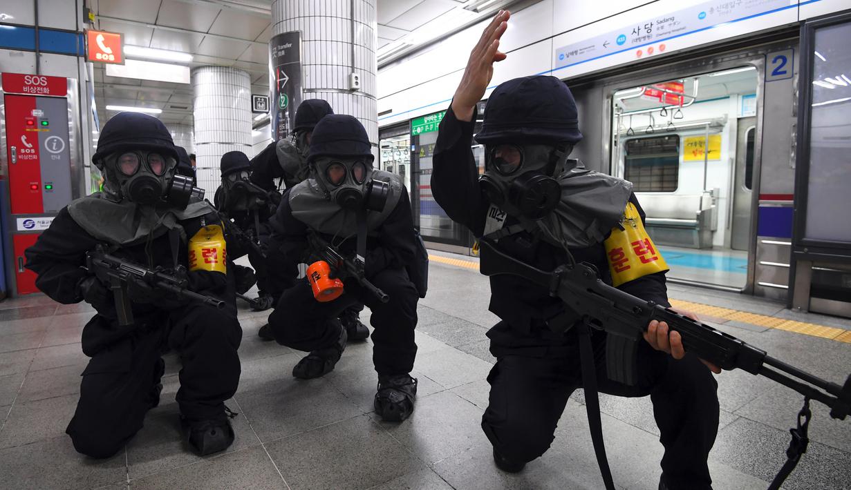 Polisi Korea Selatan mengambil bagian dalam latihan anti-teror di sebuah stasiun kereta bawah tanah di Seoul (22/8).  Puluhan ribu tentara Korea Selatan dan AS ikut serta dalam latihan militer gabungan "Ulchi Freedom Guardian. (AFP Photo/Jung Yeon-Je)