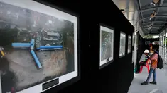 Pengunjung mengamati pameran foto jurnalis 'Satu Tahun Groundbreaking MRT di JPO Bundaran HI, Jakarta, Jumat (31/10/14). (Liputan6.com/Johan Tallo)