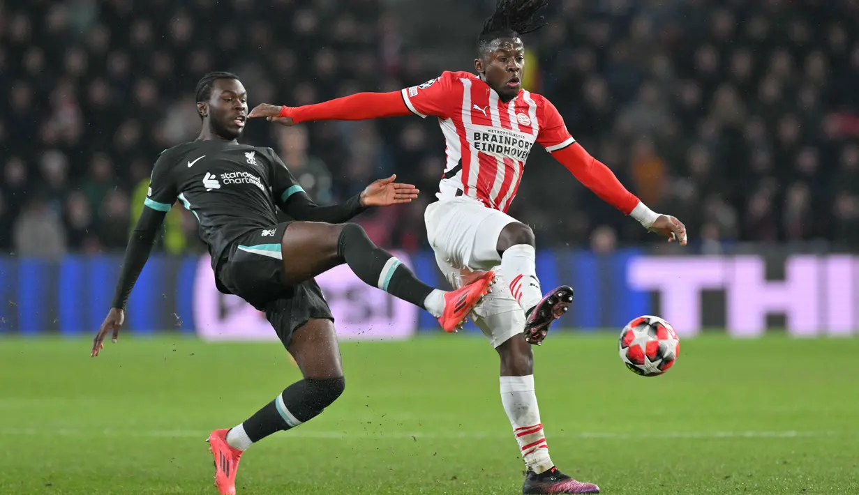 Meski menelan kekalahan dari PSV Eindhoven, posisi Liverpool tetap kokoh di puncak klasemen Liga Champions 2024/2025 dengan 21 poin dari 8 laga. Sementara, PSV Eindhoven berada di posisi 14 dengan 14 poin dan masuk babak playoff. (NICOLAS TUCAT/AFP)