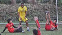 Para pemain Arema sedang berlatih bersama pelatih sementara, Kuncoro. (Bola.com/Iwan Setiawan)