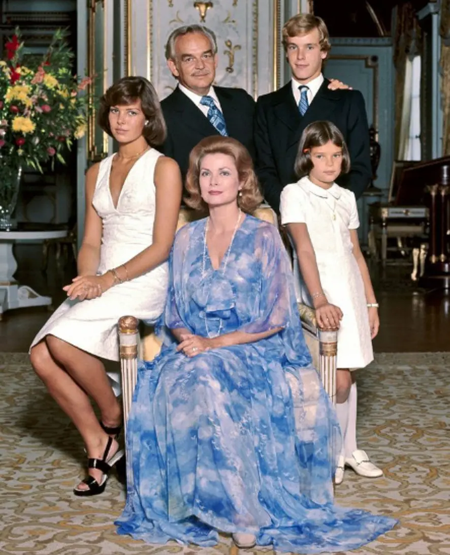 Foto keluarga Grace Kelly bersama suaminya, Pangeran Rainier III dan tiga anaknya (Pinterest)