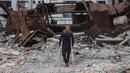Mohammed Awwad, 36 tahun, berpose di depan rumahnya yang hancur di Jabalia, Jalur Gaza utara, pada 9 Februari 2025. (Bashar TALEB/AFP)