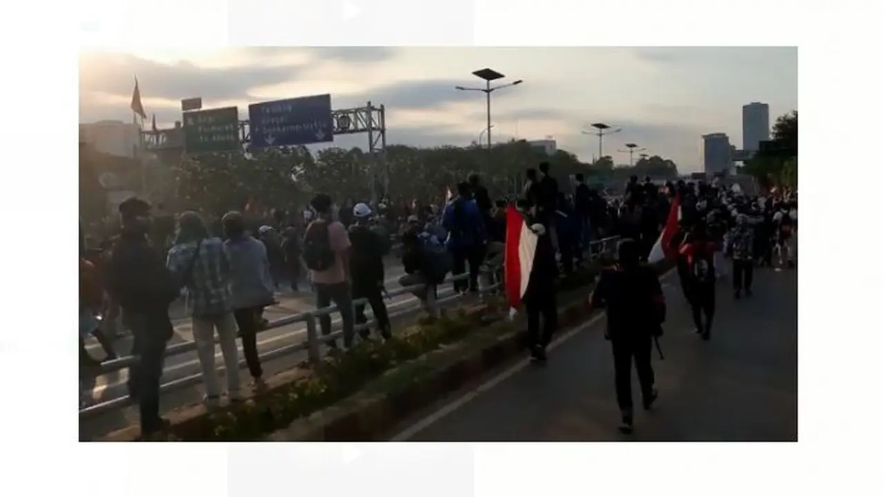 Massa demonstrasi berada di depan Gedung BPK