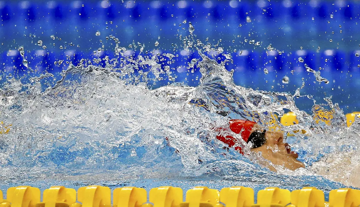Perenang Inggris, Luke Greenbank, berlomba di nomor 200m gaya punggung putra Pesta Olah Raga Eropa 2015 di Baku, Azerbaijan. (26/6)   (REUTERS/Stoyan Nenov)