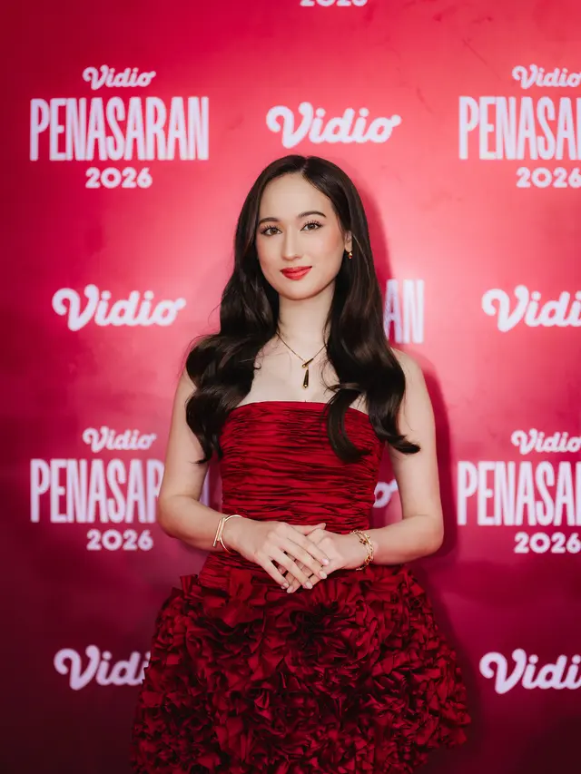 Laura Moane sebagai Zara di A dan Z: InsyaAllah Cinta