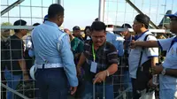 Petugas Lanud Hasanuddin Makassar tengah melakukan verifikasi tim penanggulangan bencana di Palu yang akan berangkat menggunakan pesawat Hercules di Bandara Udara Sultan Hasanuddin Makassar, Minggu, 30/9. (KabarMakassar.com/Saleh Sibali)
