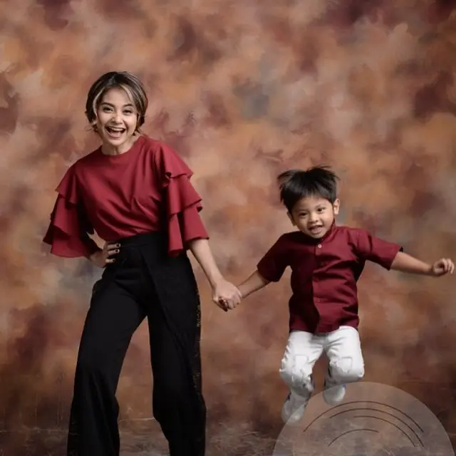 Jadi Single Mom, Ini 6 Potret Tiwi Eks T2 dan Anaknya