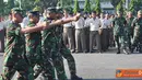 Citizen6, Surabaya: Dalam rangka mempertahankan kedisiplinan, ratusan anggota organik Kobangdikal menggelar latihan rutin Peraturan Baris Berbaris (PBB) di lapangan R.E. Martadinata, Kesatrian Bumimoro, Surabaya, Kamis, (24/5). (Pengirim: Penkobangdikal)