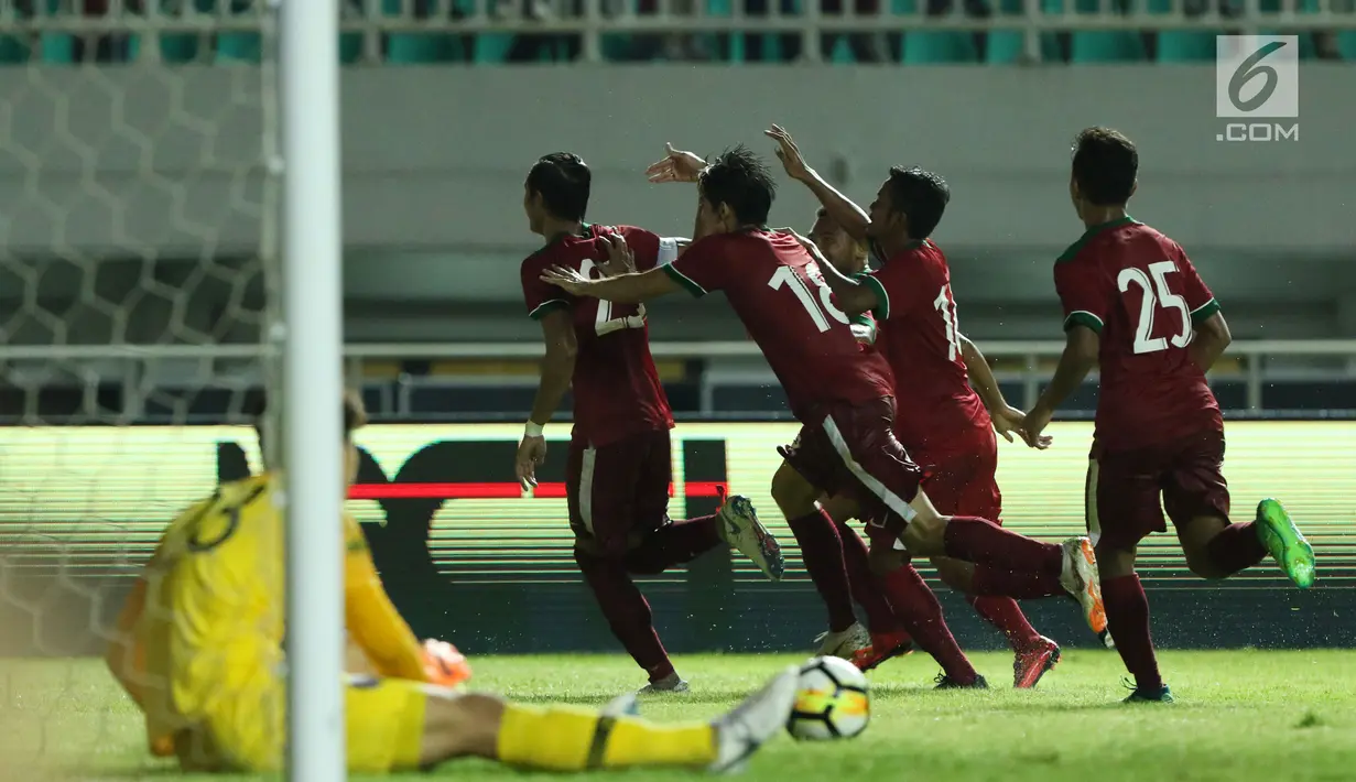 Pemain timnas Indonesia U-23 merayakan gol yang dicetak Hansamu Yama Pranata (kiri) saat laga persahabatan melawan Korea Selatan U-23 di Stadion Pakansari, Kab Bogor, Sabtu (23/6). Indonesia U-23 kalah 1-2. (Liputan6.com/Helmi Fithriansyah)
