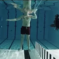 Bertempat di bawah air, begini jadinya tembakan senjata api.