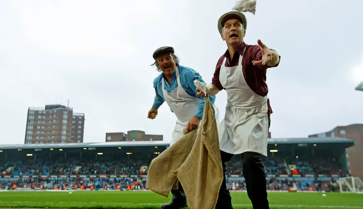 Warga membagi-bagikan kacang kepada penonton saat laga West Ham United vs Manchester United di Bleyn Ground 10/5/2016). (Action Images via Reuters/John Sibley)
