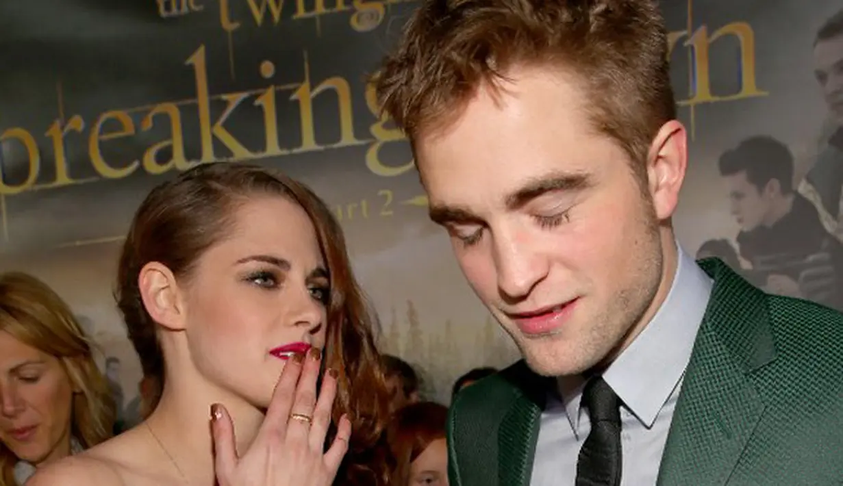 Robert Pattinson yang kemabli memiliki kekasih, FKA Twigs, sedangkan Kristen Stewart yang memilih seorang wanita keturunan Jamaika, yakni Stella Maxwell, untuk menjadi tambatan hatinya. (AFP/Bintang.com)
