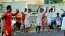Sejumlah pemain Persija Jakarta berlatih ringan di halaman Hotel Ibis Padang, Sabtu (17/1/2015). Persija akan berhadapan dengan Sriwijaya FC di laga perdana SCM Cup 2015 Grup A. (Liputan6.com/Johan Tallo)