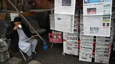 Seorang pedagang minum teh sambil membaca koran pagi di sebuah warung pinggir jalan di Islamabad, Pakistan, pada Rabu 8 April 2026. Perdana Menteri Pakistan, Shehbaz Sharif, pada Rabu 8 April 2026 mengatakan, Amerika Serikat (AS), Iran, dan sekutu mereka telah menyetujui gencatan senjata. (Aamir QURESHI/AFP)